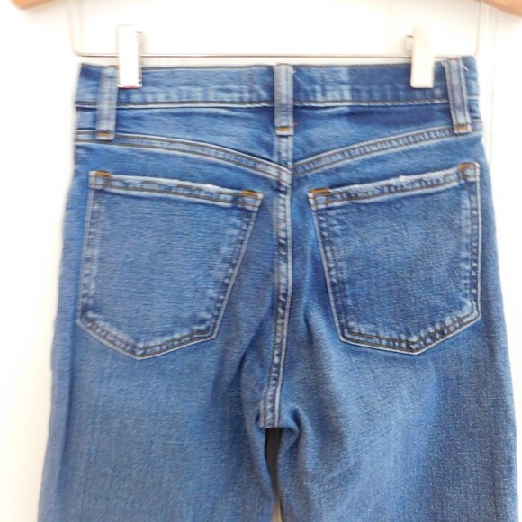 🦌 Abercrombie & Fitch The Mom High Rise Frayed Jeans - Picture 8 of 16